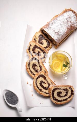 Mohnstrudel - Mohnstrudel. Deutsche Küche. Hausgemachtes Backen. Draufsicht. Stockfoto