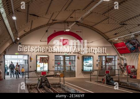 Zugspitze, Deutschland - 5. Aug 2020: Gletscherbahnhof Gletscherbahnhof Bahnhofseingang Stockfoto
