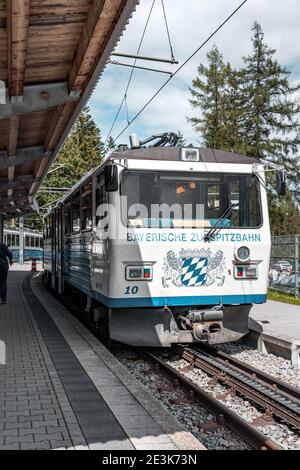 Zugspitze, Deutschland - 5. Aug 2020: Gletscherzahnradbahn am Bahnhof Eibsee Stockfoto