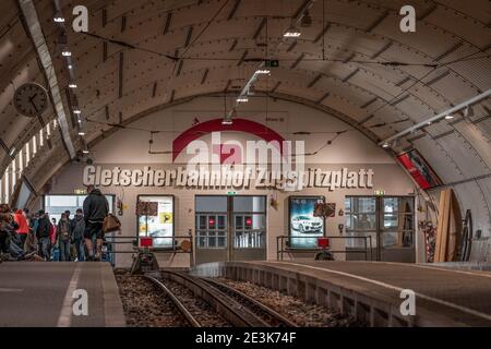 Zugspitze, Deutschland - 5. Aug 2020: Gletscherbahnhof Gletscherbahnhof Bahnhofseingang Stockfoto