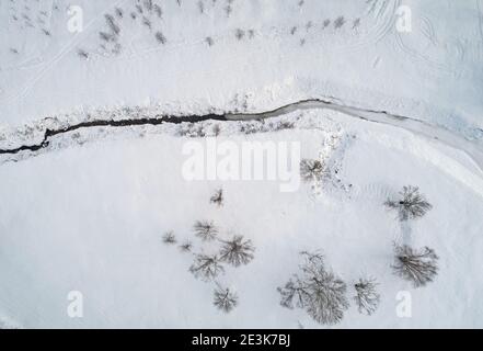 Fluss im Schnee Landschaft Hintergrund Luftaufnahme über Draufsicht Stockfoto