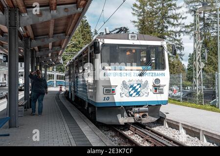 Zugspitze, Deutschland - 5. Aug 2020: Gletscherzahnradbahn am Bahnhof Eibsee Stockfoto