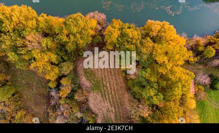 Blick auf den Fluss, der nach der Ernte durch Felder fließt. Stockfoto