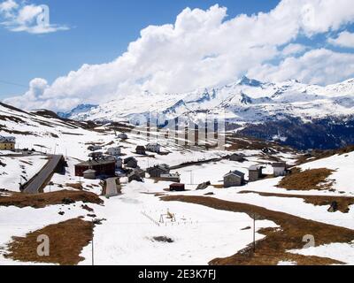 Pass von Spluga, Italien: alpine Schneelandschaft im Frühling Stockfoto