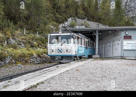 Zugspitze, Deutschland - 5. Aug 2020: Die Gletscherzahnradbahn kommt aus der Riffelriss-Station Stockfoto