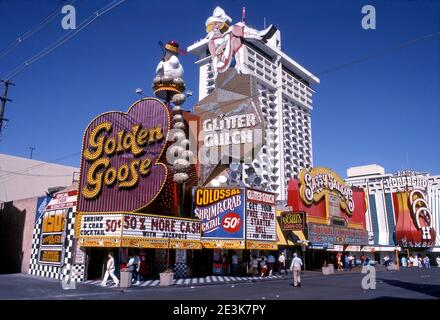 Klassisches Cowgirl Neonschild in Glitter Gulch auf der Fremont Street in Downtown Las Vegas, Nevada Stockfoto