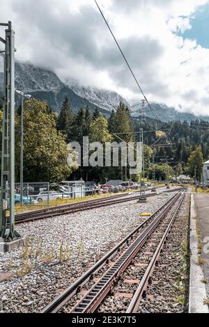 Zugspitze, Deutschland - 5. Aug 2020: Gletscherbahn am Fuße des nebligen Schneeberges Stockfoto