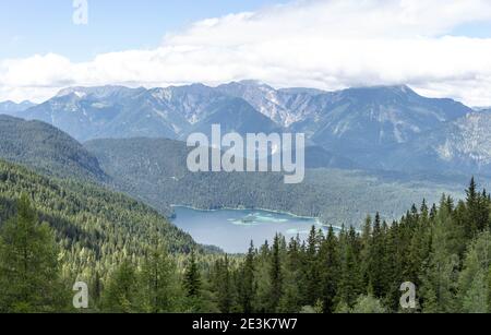 Eibsee Blick vom mittleren Punkt Riffelriss Gletscherstation unten Zugspitze Stockfoto