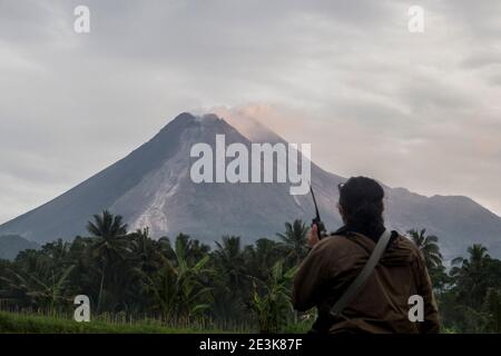 Sleman, Yogyakarta, Indonesien. Januar 2021. Die Bewohner tragen Handi-Talkies, um den Berg Merapi in Sleman zu überwachen. Das Geological Seismic Technology Research and Development Center (BPPTKG) berichtete, dass es bei 02.27 WIB zu heißen Lawinenwolken kam. Heiße Wolken wurden auf einem Seismogramm mit einer Amplitude von 60 mm für 209 Sekunden aufgezeichnet. Entfernung von 1.8 km südwestlich des Flusses Krasak-Boyong. Die sichere Entfernung liegt im Umkreis von 5 Kilometern vom Gipfel. Quelle: Slamet Riyadi/ZUMA Wire/Alamy Live News Stockfoto