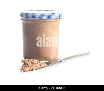 Leberpastete im Glas isoliert auf weißem Hintergrund. Stockfoto