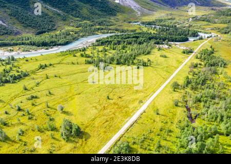 Luftaufnahme der Straße von Hafslo ins Langedalen-Tal, wo sich der Jostedalsbre-Gletscher ins Tal erstreckt. Sognefjord Region, Norwegen. Stockfoto