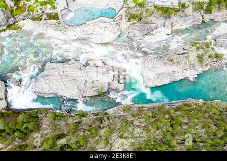 Luftaufnahme des Donfoss Wasserfalls, Fluss Otta, Pool des Campingplatzes Donfoss, Norwegen. Stockfoto