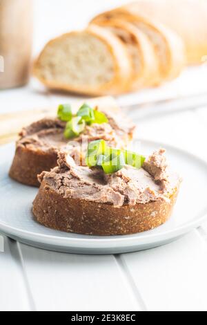 Leberpastete auf geschnittenem Baguette. Stockfoto