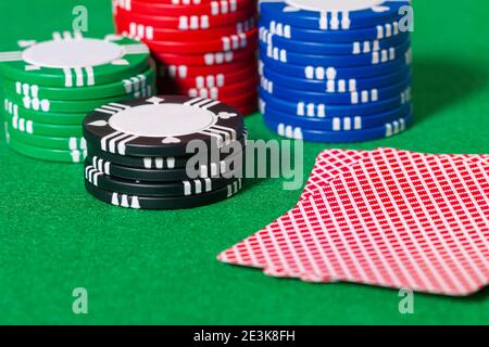 Szene des Spielens von Karten, Chips, Glücksspiel, Poker, Blackjack oder Texas Hold 'EM in Las Vegas oder Casino Stockfoto