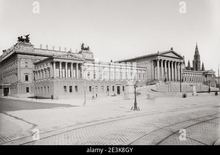 19. Jahrhundert Vintage-Foto: Das Parlamentsgebäude in Wien ist der Ort, an dem die beiden Häuser des österreichischen Parlaments ihre Sitzungen abhalten. Das Gebäude befindet sich an der Ringstraße im ersten Bezirk Innere Stadt, in der Nähe der Hofburg und des Justizpalastes. Stockfoto