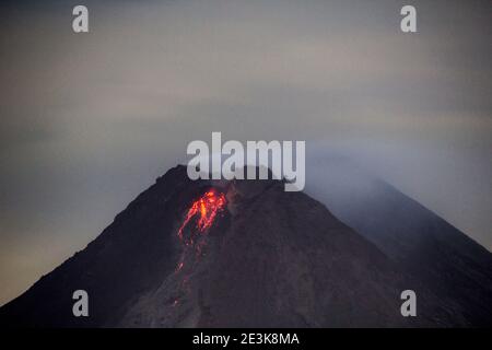 Sleman, Yogyakarta, Indonesien. Januar 2021. Brennende rot glühende Lava taucht vom Gipfel des Monte Merapi in Sleman, Yogyakarta, Indonesien, Dienstag, 19. Januar 2021 auf. Quelle: Slamet Riyadi/ZUMA Wire/Alamy Live News Stockfoto