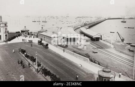 Vintage-Foto aus dem 19. Jahrhundert: Ryde Pier ist ein Pier aus dem frühen 19. Jahrhundert, der die Stadt Ryde auf der Isle of Wight vor der Südküste Englands bedient. Stockfoto