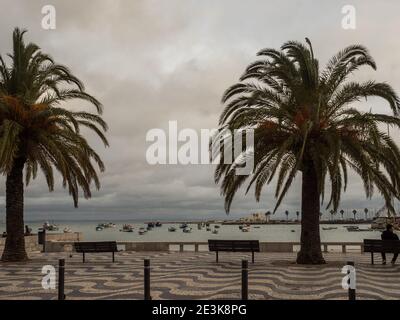 Cascais, Portugal - Jan 2019: Blick auf die Promenade, den Hafen und den Strand von Ribeira in Cascais, Baía De Cascais Stockfoto