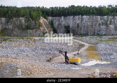 Bergbauwerk. Marmor- oder Granitsteinbruch. Bergbauausrüstung, Industrie, Industrielandschaft. Stockfoto