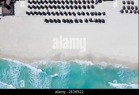 Drohne Foto Strohdach Regenschirme in Playa Ballenas, Cancun, Quintana Roo, Mexiko. Nur das karibische blaue Meer und weiße Sandstrände sind zu sehen Stockfoto