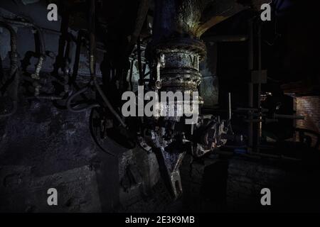 Alte rostige verlassene metallurgische Anlage. Rostig gebrochene alte Maschinenteile. Stockfoto