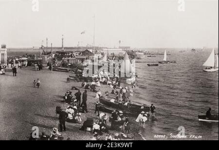 Vintage-Foto des 19. Jahrhunderts: Touristen am Strand von Southsea, England. Stockfoto