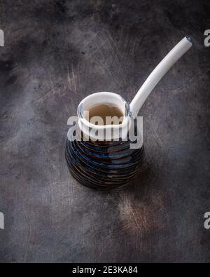 Keramik Türke Kaffee auf einem dunklen Hintergrund zu brauen. Stockfoto