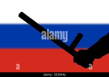 Hand mit Polizei Tonfa Gummistock Silhouette und verschwommen russisch Flagge im Hintergrund - gewalttätiges Konzept der Aufstandskontrolle Stockfoto