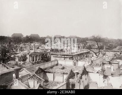 Altes Foto aus dem 19. Jahrhundert: Legationsviertel, Peking Peking, China. Beschädigte Gebäude nach der Belagerung durch nationalistische Boxertruppen, Rebellion. Stockfoto