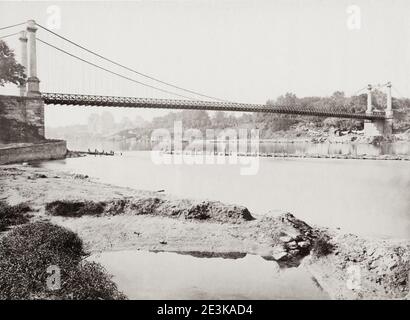 Vintage 19. Jahrhundert Foto: Brücke über den Fluss Po, Italien Stockfoto