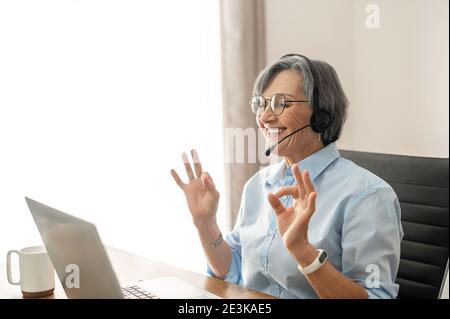 Reife weibliche Büroangestellte zeigt okay Zeichen Stockfoto