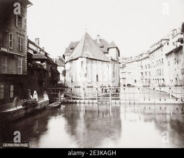 Altes Foto aus dem 19. Jahrhundert: Palais de L'Isle, altes Gefängnis, Annecy. Malerisches mittelalterliches Schloss und Gefängnis in der Mitte des Thiou-Kanals, heute ein Kunst- und Geschichtsmuseum. Stockfoto