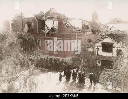 Vintage 19. Jahrhundert Foto: Ruinen der Post, Nagoya, Japan nach einem Erdbeben. Stockfoto