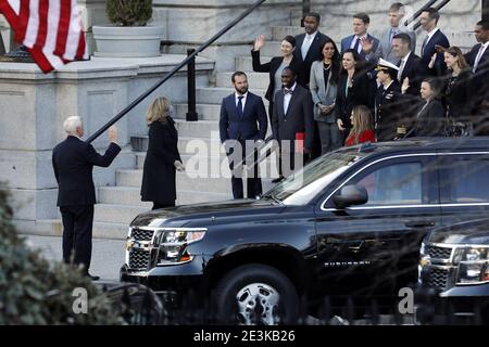 Washington, Usa. Januar 2021. US-Vizepräsident Mike Pence posiert für ein Gruppenfoto mit Mitarbeitern vor dem Westflügel des Weißen Hauses in Washington, DC am 19. Januar 2021. Pool Foto von Yuri Gripas/UPI Kredit: UPI/Alamy Live News Stockfoto