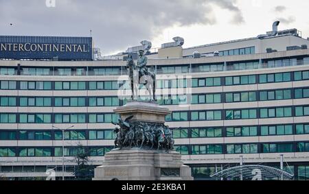 Statue des Zaren Alexander II im Zentrum der Hauptstadt von Bulgarien: Sofia zusammen mit alten Stil Hotel Hintergrund. 06.01.2021. Sofia. Bulgarien Stockfoto