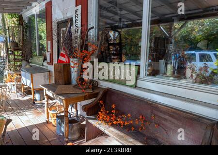 Alte rustikale Antiquitäten vor einem alten Gebäude Stockfoto