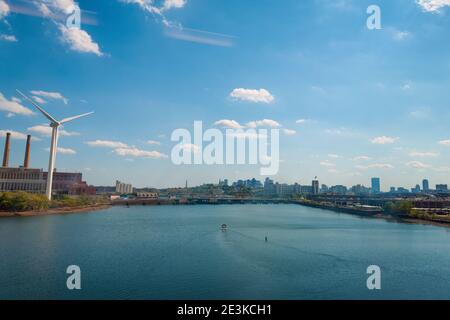 Blick auf Teile von Bostons Bucht und Hafen von einem Fenster aus gesehen von einem fahrenden Zug. Stockfoto