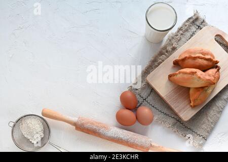 Hausgemachte kleine Kuchen mit Äpfeln im russischen Stil Stockfoto