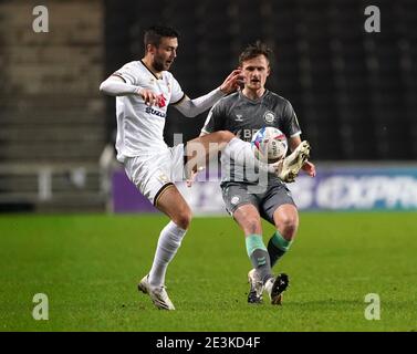 Daniel Harvie von Milton Keynes Dons und Callum Connolly von Fleetwood Town kämpfen während des Sky Bet League One-Spiels im Stadium MK, Milton Keynes, um den Ball. Bilddatum: Dienstag, 19. Januar 2021. Stockfoto