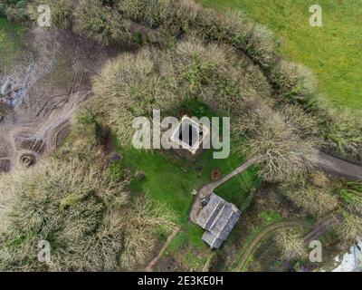 Alte Kea Kirche und Turm Luftdrohne Foto von oben cornwall England großbritannien Stockfoto