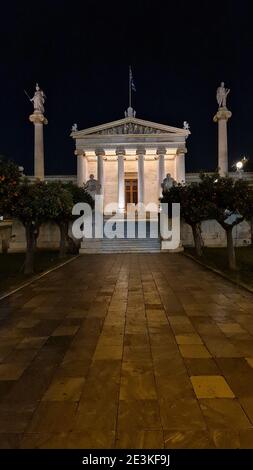 Das Gebäude der Akademie der Wissenschaften in Athen, Griechenland bei Nacht Stockfoto