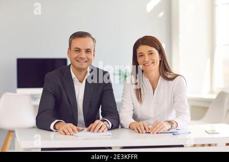 Geschäftskollegen sitzen an einem Schreibtisch im Büro und halten ein Online-Meeting mit ihren Kunden ab. Stockfoto