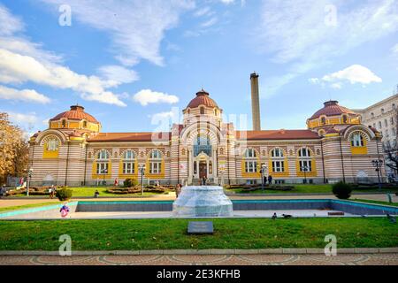 Regionales Geschichtsmuseum und zentrale Mineralbäder Sofia und Menschen, die um den Park vor ihm spazieren. Stockfoto