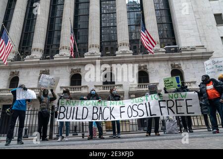 New York, NY - 19. Januar 2021: Umweltaktivisten demonstrieren vor der New Yorker Börse um die Forderung nach "Build Back Fossil Free" Stockfoto