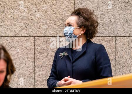 DEN HAAG, NIEDERLANDE - JANUAR 19: Staatssekretärin für Finanzen Alexandra van Huffelen gesehen während der Debatte über die Erklärung der prime minis Stockfoto