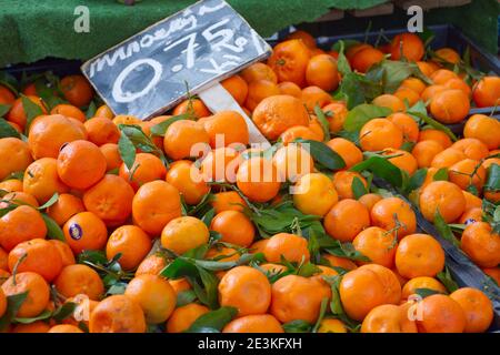 Orangen zum Verkauf auf dem Frischmarkt Stockfoto
