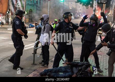 Seattle, USA. September 2020. Ein Protestor, der von der Polizei während der globalen Solidaritätsproteste auf dem Capitol Hill zu Boden gestoßen wurde. Stockfoto