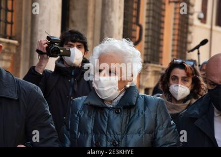 Liliana Segre. Rom, 19/01/2021. Italienische Parlamentsabgeordnete außerhalb des römischen Senats, während der italienische Ministerpräsident Giuseppe Conte die Kammer um ein Vertrauensvotum bittet, um die italienische Regierung nach dem Abtreten der beiden Kabinettsminister der winzigen Partei Italia Viva (Italien am Leben) zu retten, angeführt vom ehemaligen italienischen Premierminister Matteo Renzi. Kredit: LSF Foto/Alamy Live Nachrichten Stockfoto