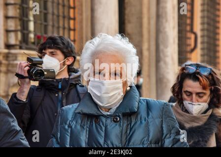 Liliana Segre. Rom, 19/01/2021. Italienische Parlamentsabgeordnete außerhalb des römischen Senats, während der italienische Ministerpräsident Giuseppe Conte die Kammer um ein Vertrauensvotum bittet, um die italienische Regierung nach dem Abtreten der beiden Kabinettsminister der winzigen Partei Italia Viva (Italien am Leben) zu retten, angeführt vom ehemaligen italienischen Premierminister Matteo Renzi. Kredit: LSF Foto/Alamy Live Nachrichten Stockfoto