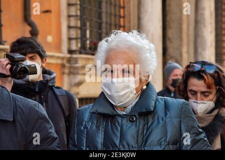 Liliana Segre. Rom, 19/01/2021. Italienische Parlamentsabgeordnete außerhalb des römischen Senats, während der italienische Ministerpräsident Giuseppe Conte die Kammer um ein Vertrauensvotum bittet, um die italienische Regierung nach dem Abtreten der beiden Kabinettsminister der winzigen Partei Italia Viva (Italien am Leben) zu retten, angeführt vom ehemaligen italienischen Premierminister Matteo Renzi. Kredit: LSF Foto/Alamy Live Nachrichten Stockfoto